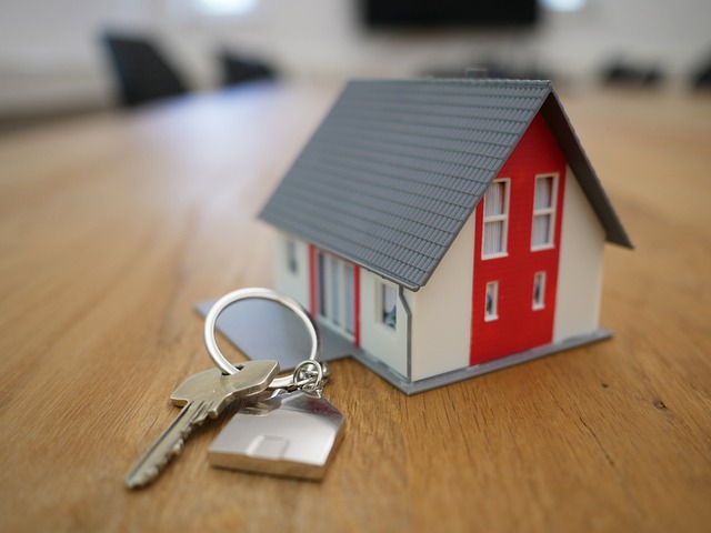 červenobílý dům klíče